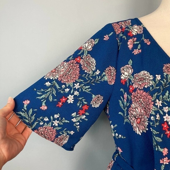 TRIXXI Clothing Company Midnight Blue Crepe Floral Suplice Romper Women's Size M - Picture 3 of 12